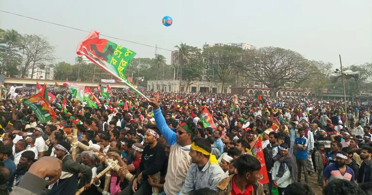 মাদ্রাসা মাঠে জড়ো হয়েছেন বিএনপির নেতাকর্মীরা